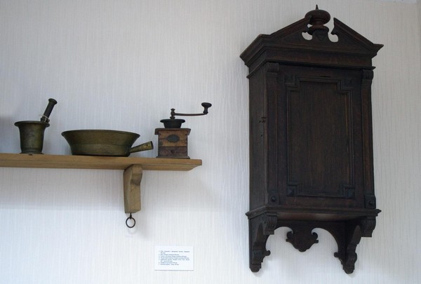 История экспоната «Настенный деревянный шкафчик XIX века»