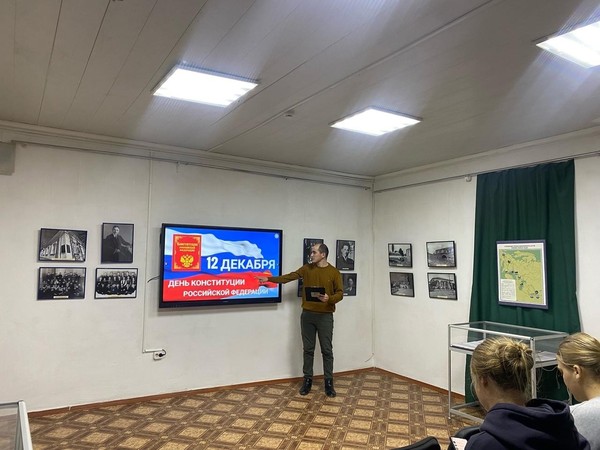 Познавательный час ко Дню Конституции РФ в Музее Амет-Хана Султана