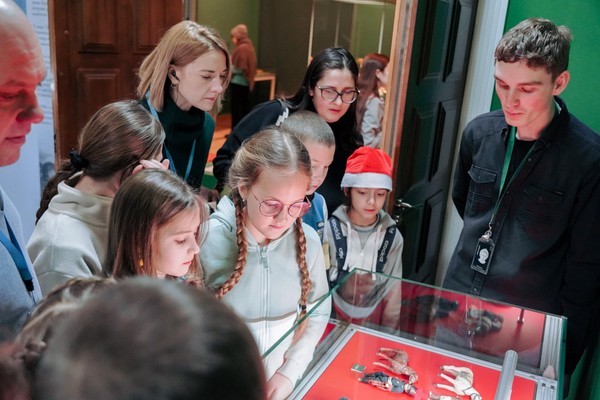 Интерактивная программа на выставке «Лошадка-качалка. История игрушки»