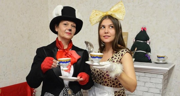 Перфоманс с Алисой «Часы пробили дюжину»