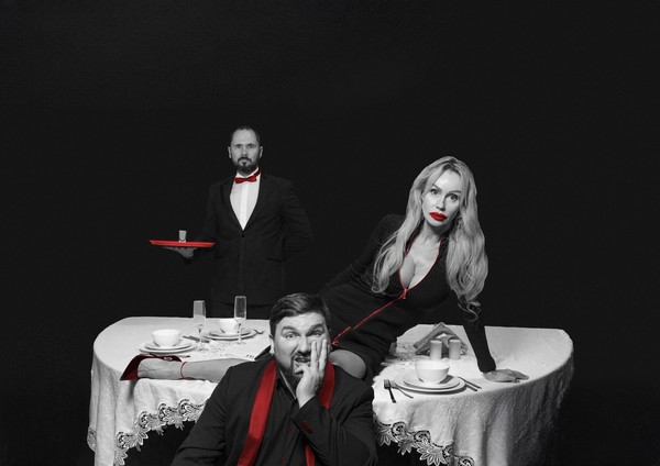 Столик на троих