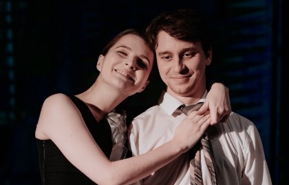 Двое на качелях