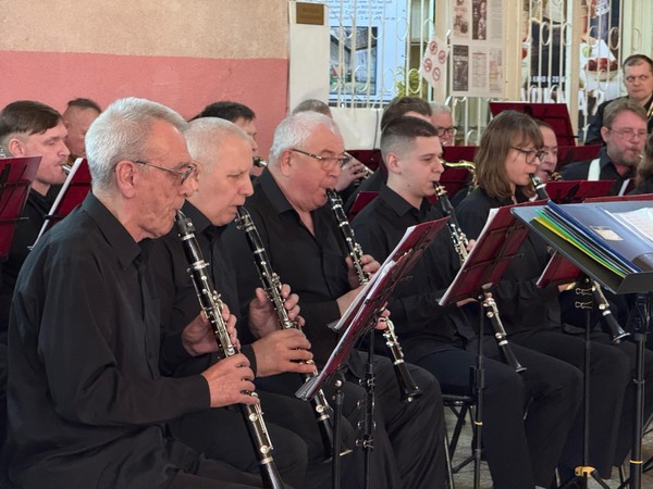 Концертная программа «Новый год к нам мчится»