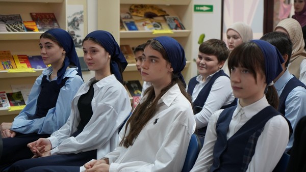 Поэтический час «Мир смеется, мир счастлив и весел..»