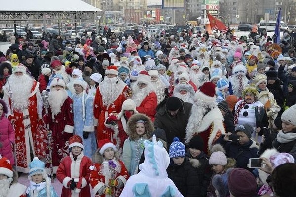 «Марш-парад Дедов Морозов и Снегурочек»