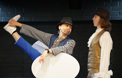 Дама, чьё место по центру