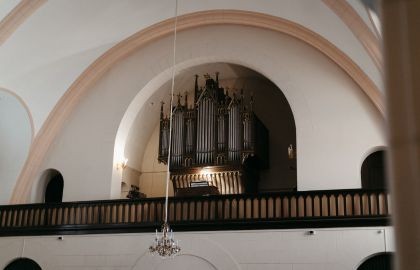 Виртуозный орган при свечах