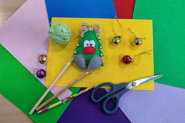 Мастер-класс «Новогодняя елочка из разноцветного фетра»