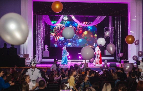 Спектакль «Команда Деда Мороза: волшебство против волшебства»