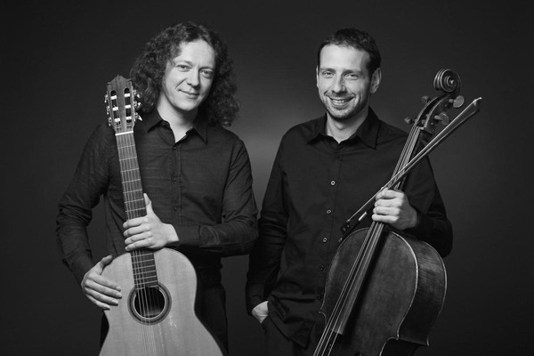 Дмитрий Илларионов (гитара) и Борис Андрианов (виолончель)
