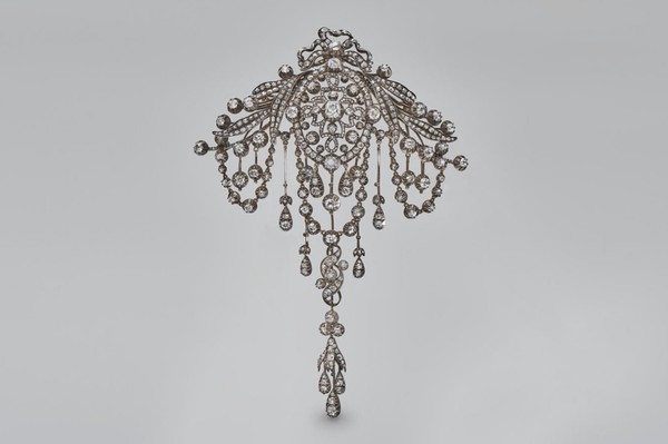 Лекция «Ты вся в жемчугах и в алмазах»: брошь, пояс, порт-букет»