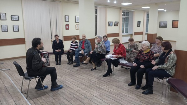 Исполнение песен под гармонь «Любимые песни зимы»