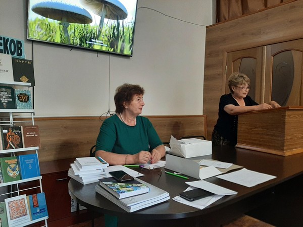 Занятия в «Школе библиотекаря» на тему«Отчет как вид аналитической деятельности библиотеки»