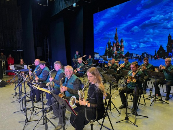 Новогодний карнавал с эстрадно-джазовым оркестром