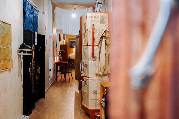 Выставка «Вальс. Веер. Волшебство» и арт-инсталляция «Коммуналка»