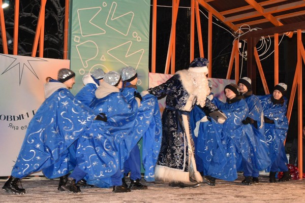 Театрализованное представление на открытии елочного комплекса «Жилплощадка»