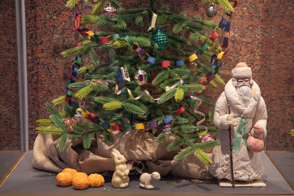 Выставка «Новогодние страницы»