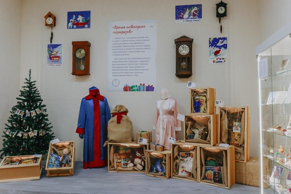 Выставка «Время новогодних сюрпризов»