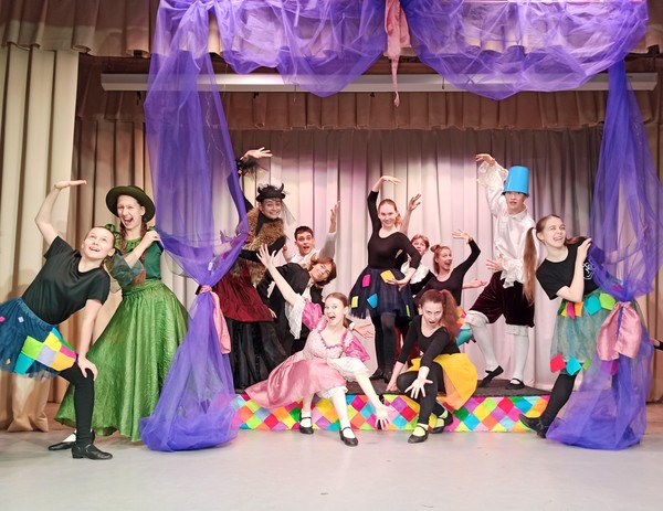 Новогодний спектакль «Дорога к счастью»