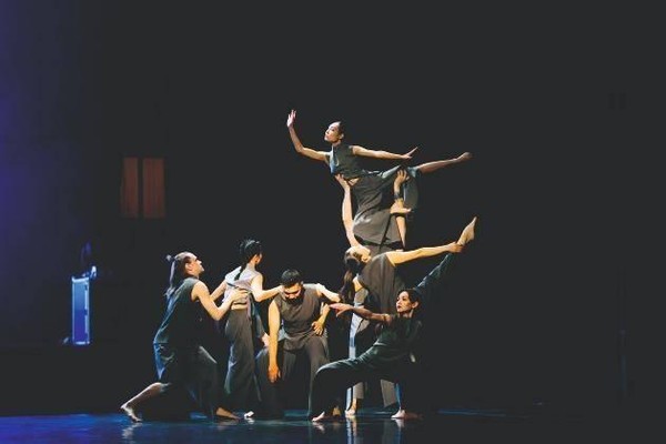 Концертная программа «Новогодний переполох: пока часы 12 бьют»