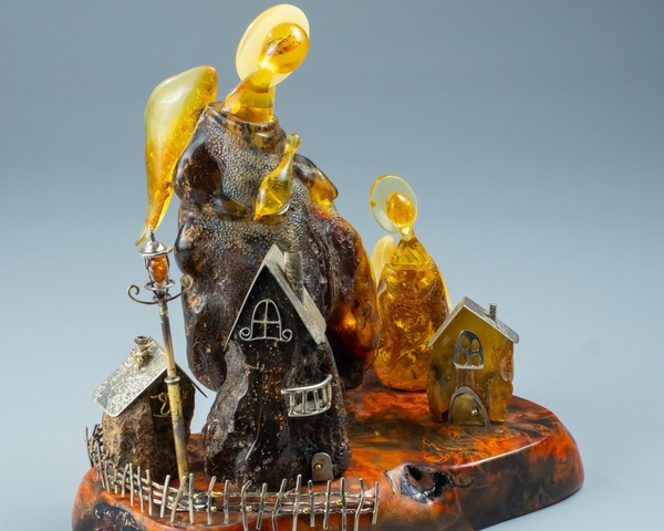 «Вечное солнце». Работы Калининградской гильдии мастеров янтарных дел