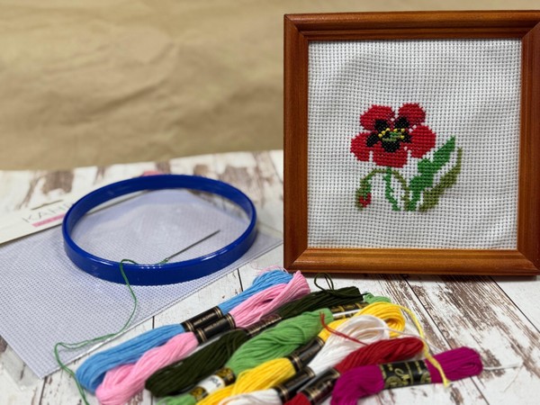 Практическое занятие «Гармония цвета: вышиваем маки крестиком»