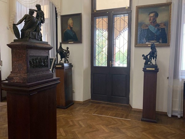 Информационный час «Блистательная галерея династии Романовых»