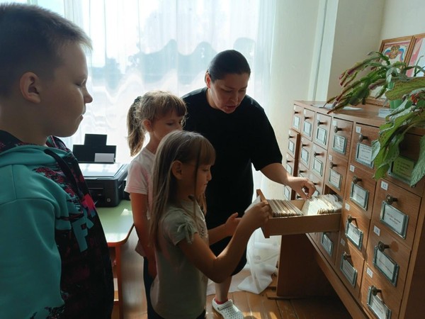 Урок-путешествие «Путешествие в мир каталогов и картотек»