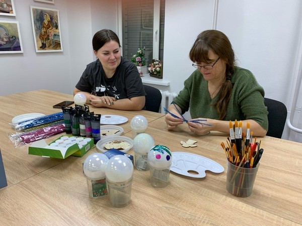 Творческая лаборатория «Искусство для всех» мастер-класс «Роспись новогодней игрушки»