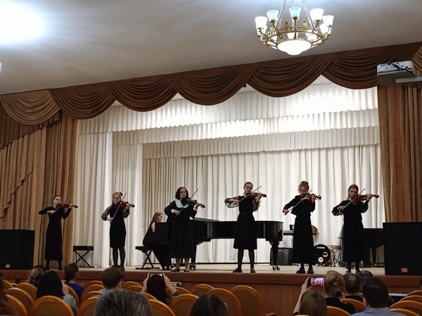 Новогодний концерт учащихся отдела струнно-смычковых инструментов