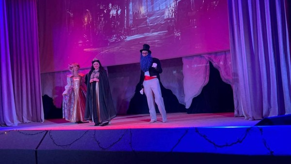 Новогодний спектакль «Королевство кривых зеркал»