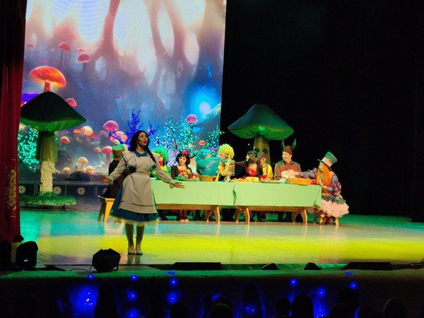 Спектакль «Алиса в Зазеркалье. Время новогодних чудес»