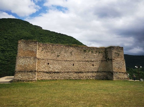 Из Дербента — к Хучнинскому водопаду и древней крепости