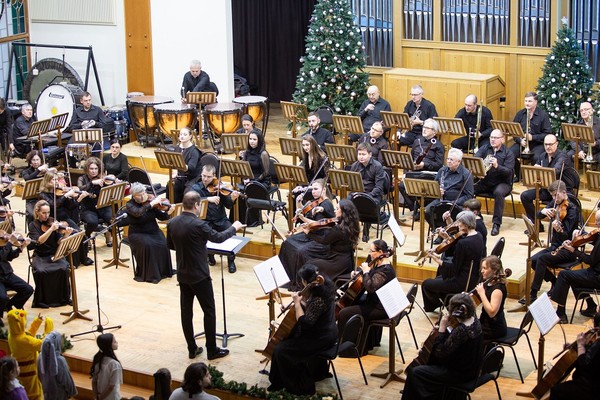 Оркестр зажигает ёлку