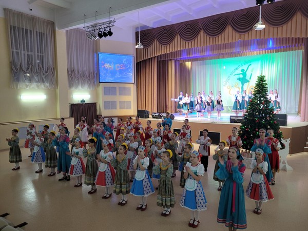 Забавы у новогодней ёлки