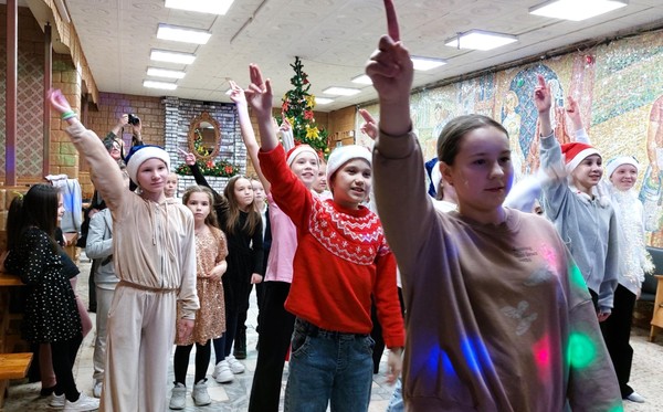 Праздничная программа «Наступает Новый год»