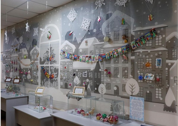 Выставка старинных елочных игрушек «В окнах времени»