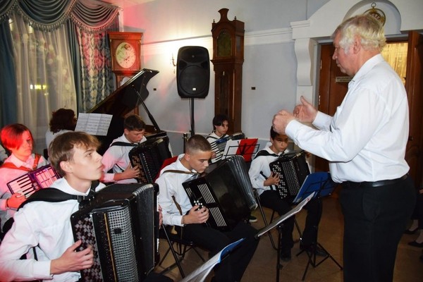 Вы никогда не думали сами научиться играть на музыкальном инструменте?