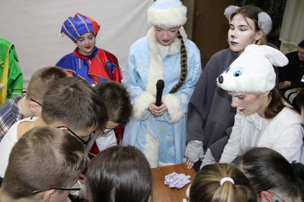 Новогодняя развлекательная программа «Километры серпантина, два вагона конфетти»