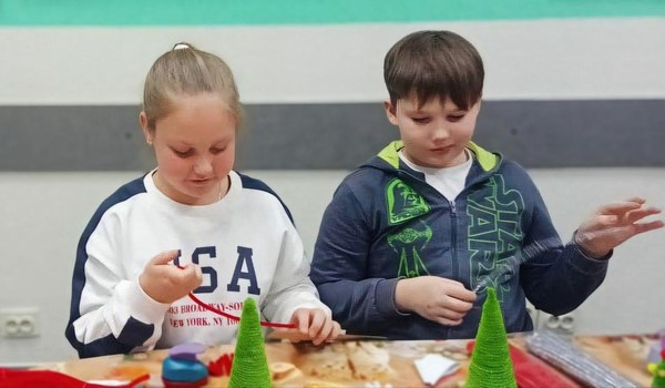 В Новый год мы не скучаем – лепим, клеим, вырезаем