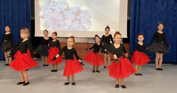 Отчетный новогодний концерт «Новый год по городу мчится»