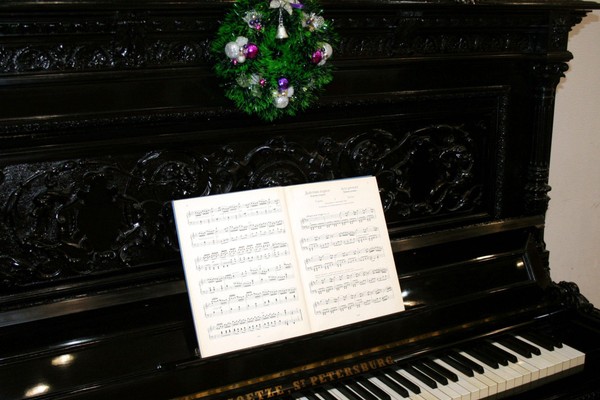 Выставка «Образ новогодней ёлки в музыкальных произведениях»