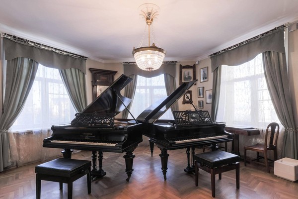 Экскурсия «Властелин черно-белых клавиш»