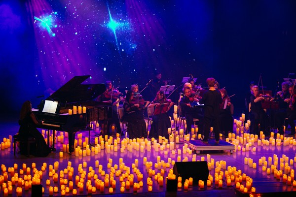 Новогодний шоу-концерт в сиянии тысячи свечей