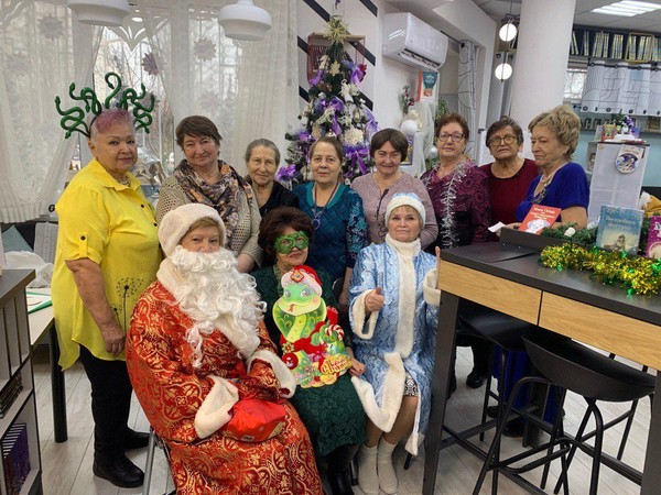 Программа «Новый год отметим вместе – танцем, юмором и песней»