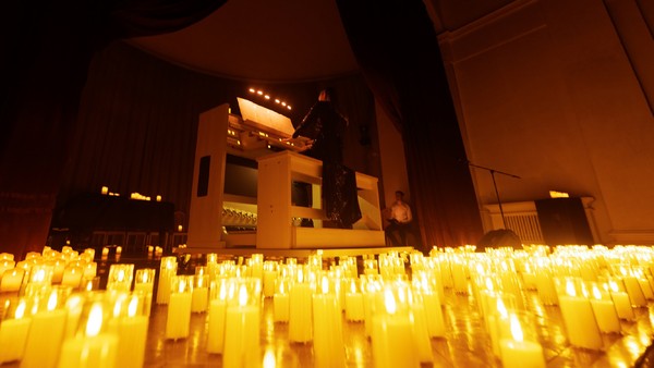 Рождественский орган при свечах