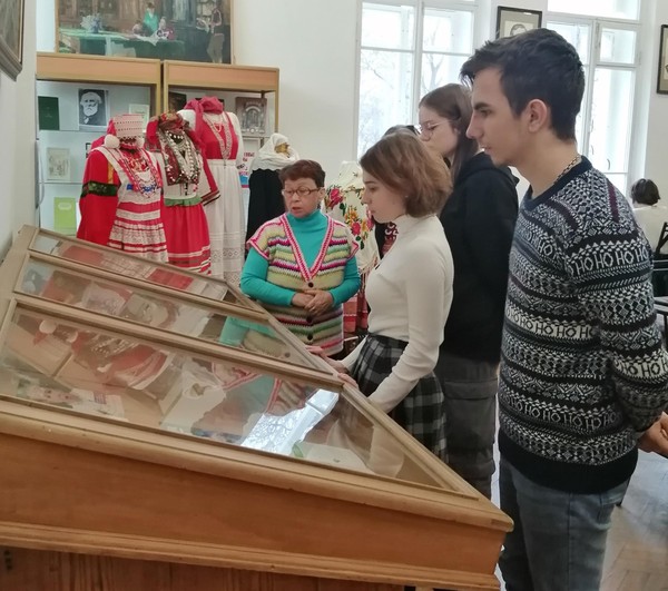 Иллюстративная выставка «Народные промыслы»