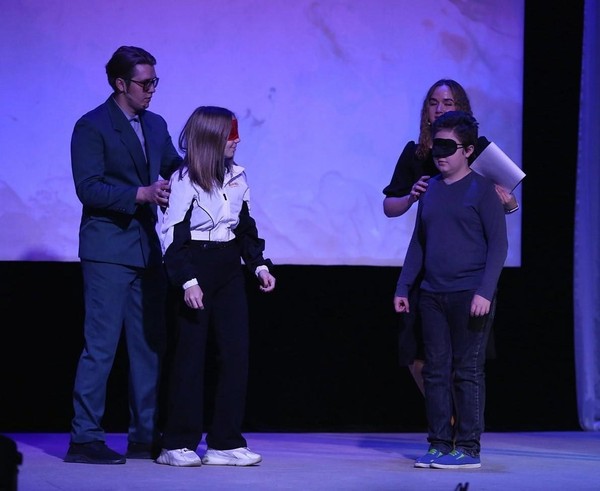 Новогодняя вечеринка для школьников «Там на неведомых дорожках»