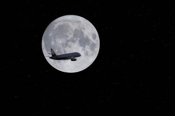 Выставка фотографий Андрея Аксёнова «Луна и Самолет» в «Горьковке»