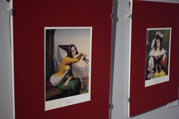 Выставка «Новогоднее настроение. Маскарадные костюмы в модных картинках и открытках»